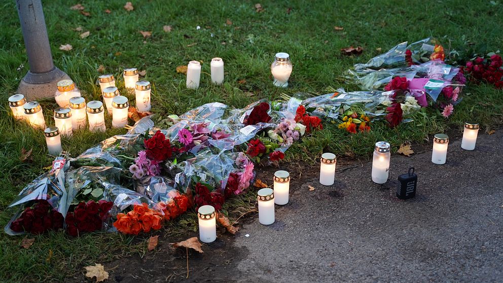 Ljus och blommor på misstänkt mordplats i Växjö.