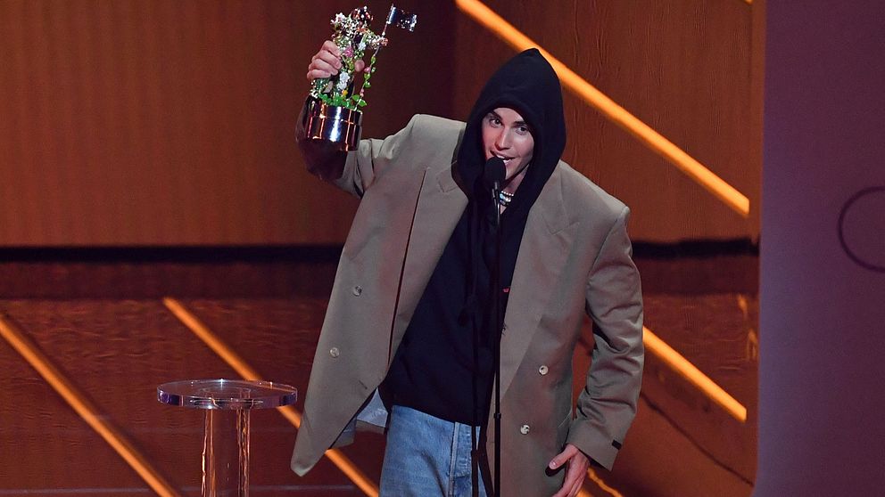 Den kanadensiska popsångaren Justin Bieber refererade till ”covid-grejen” när han blev utnämnd till årets artist på MTV-galan.