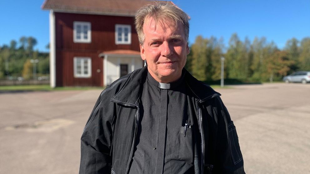 Hör prästen Johan Bonander berätta om känslorna i bygden, kvällens minnesstund och Posomgruppens arbete.