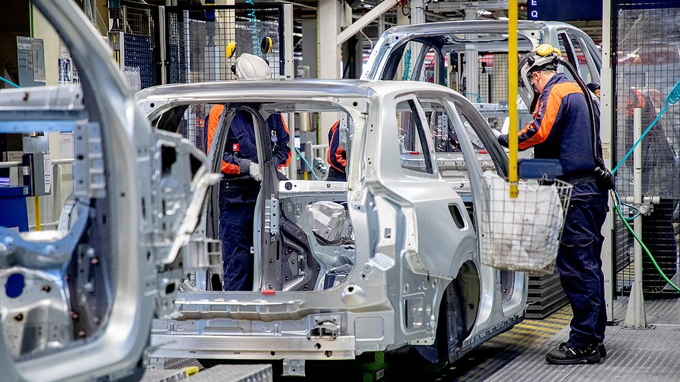 Anställda på Volvo Cars fabrik i Torslanda monterar en bil.