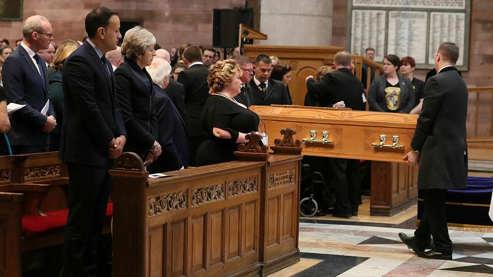 Irlands premiärminister Leo Varadkar, andra vänster, och Storbritanniens premiärminister Theresa May deltar i begravningen av journalisten Lyra McKee i St Annes katedral i Belfast 2019.