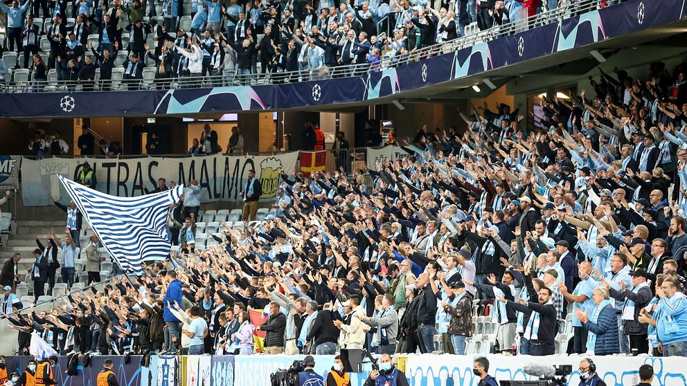 Malmö FF har markerat mot att supportrar kastat in föremål på plan. Arkivbild.