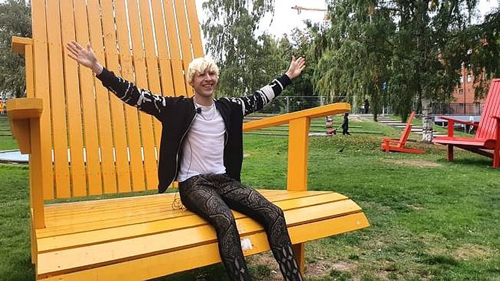 Andrew Cassara i jättestol i Strömsparken i Norrköping