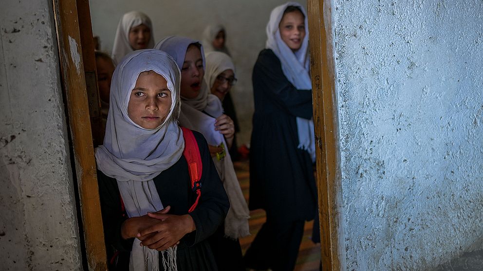 Flickor vid en skola för yngre elever i Kabul.