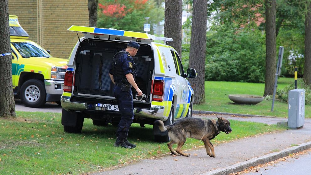 Polis arbetar i närheten av den misstänkta brottsplatsen.