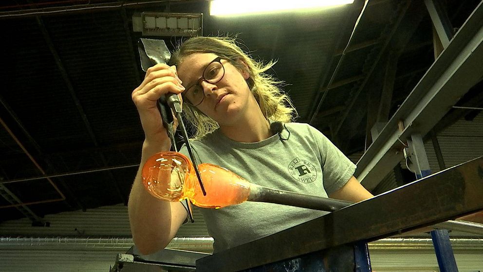Linnea Skånberg, lärling på glasbruket, formar glas