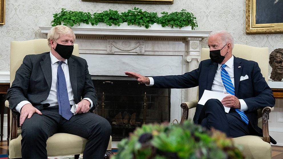 Boris Johnson och Joe Biden sitter i fåtöljer i Vita huset.