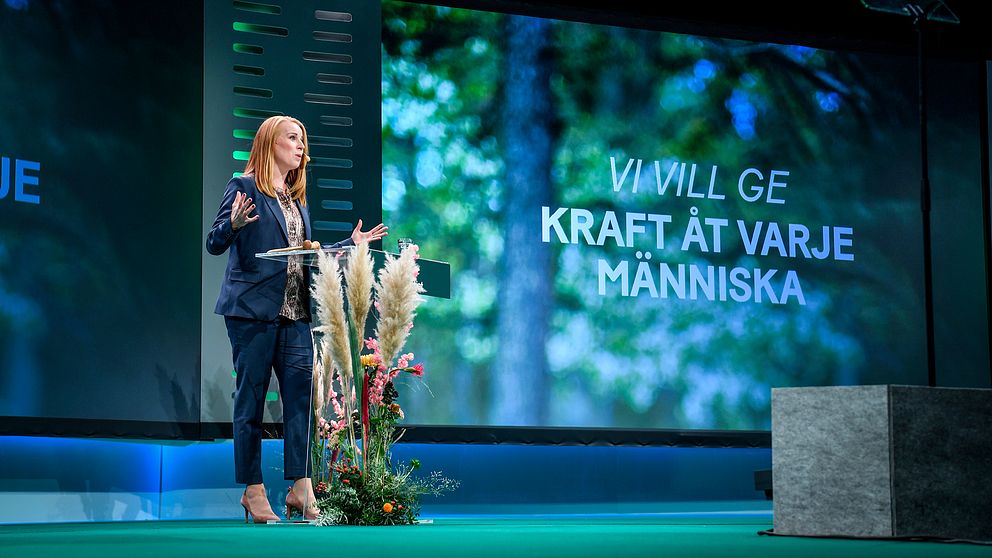 Partiledare Annie Lööf håller tal från scen på Centerstämman.