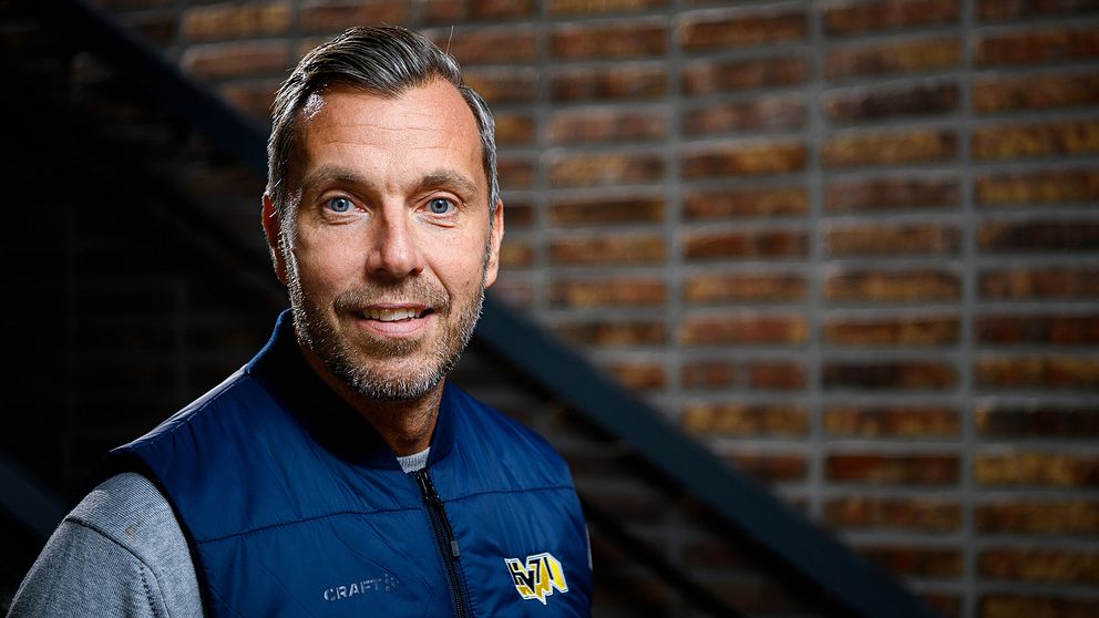 Johan Hult, sportchef i HV71, poserar för porträtt under hockeyallsvenskans upptaktsträff.