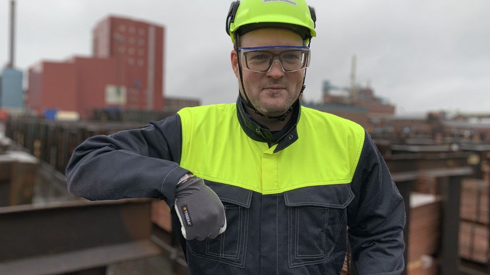 Andreas Johansson, project manager affärsområde smältverk Rönnskärsverken Skelleftehamn. I bakgrunden syns E-kaldoverket.