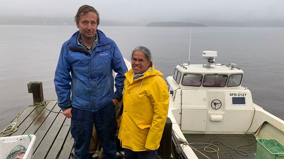 Yrkesfiskaren Manjula Gulliksson och hennes hjälpreda Stefan Nordin.