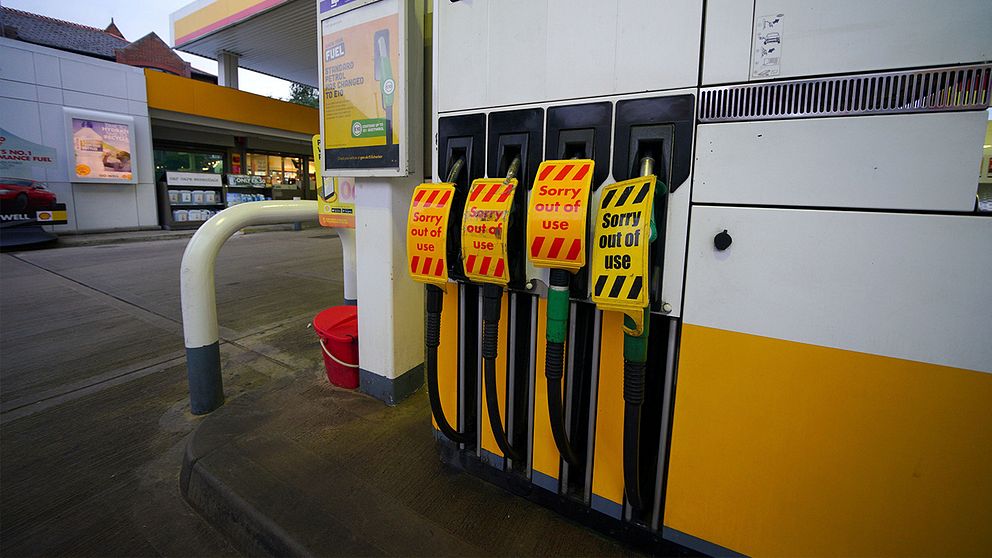 Brittiska bensinpumpar som stängts på grund av bristen. På slangarna sitter skyltar med texten ”sorry out of use”.