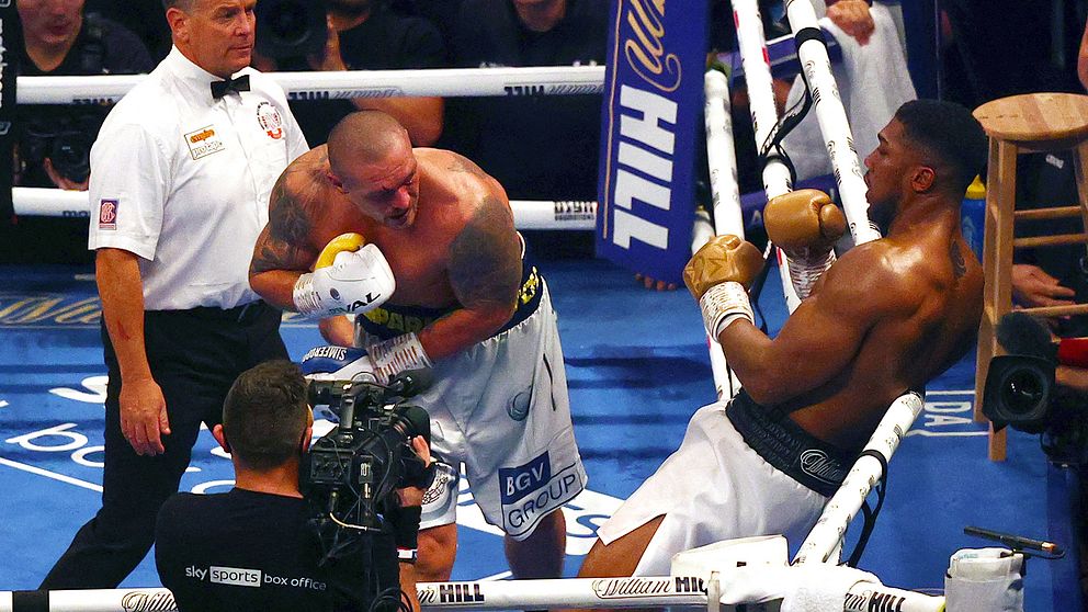 Oleksandr Usyk nära att slå ut Anthony Joshua i sista ronden.