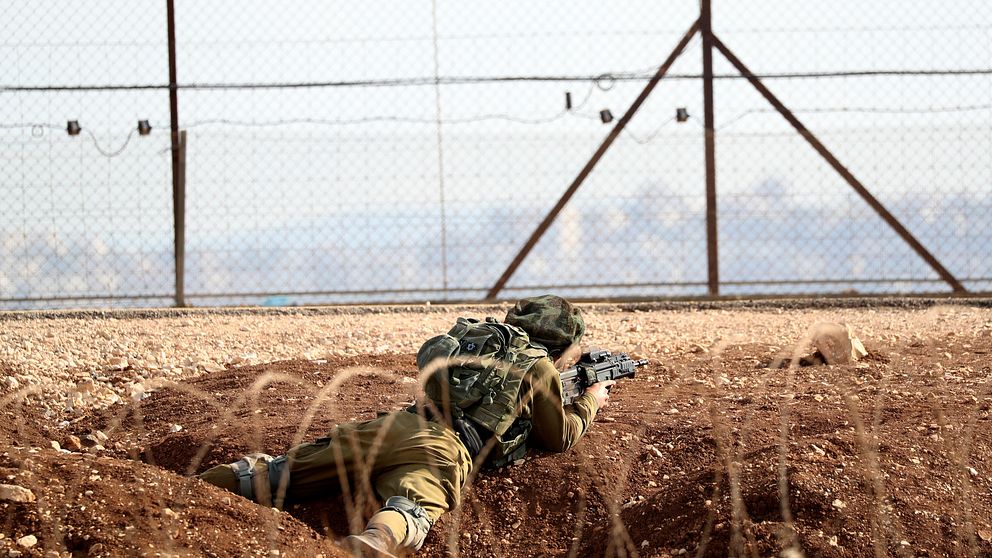 En israelisk soldat vid gränsen mot Västbanken, nära Jenin.