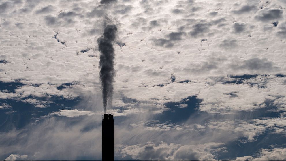 Ttillverkare av fossila bränslen och branscher med höga utsläpp fått 70 procent mer stödpengar än vad som gått till förnybar energi, Stockholm Environment Institute.