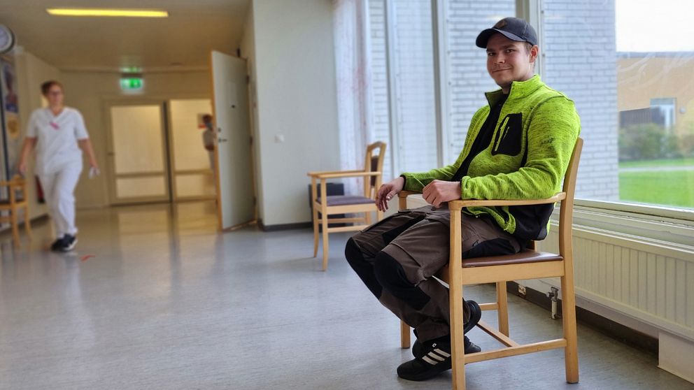 23-åriga Gustaf Fresén Dahllöf bor i Högsby kommun. Han har tagit sig till hälsocentralen i Högsby för att få sin första dos vaccin under drop in.
