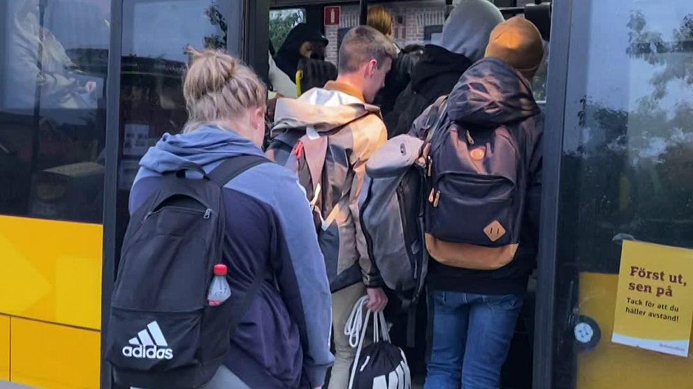Personer tränger in sig på en buss