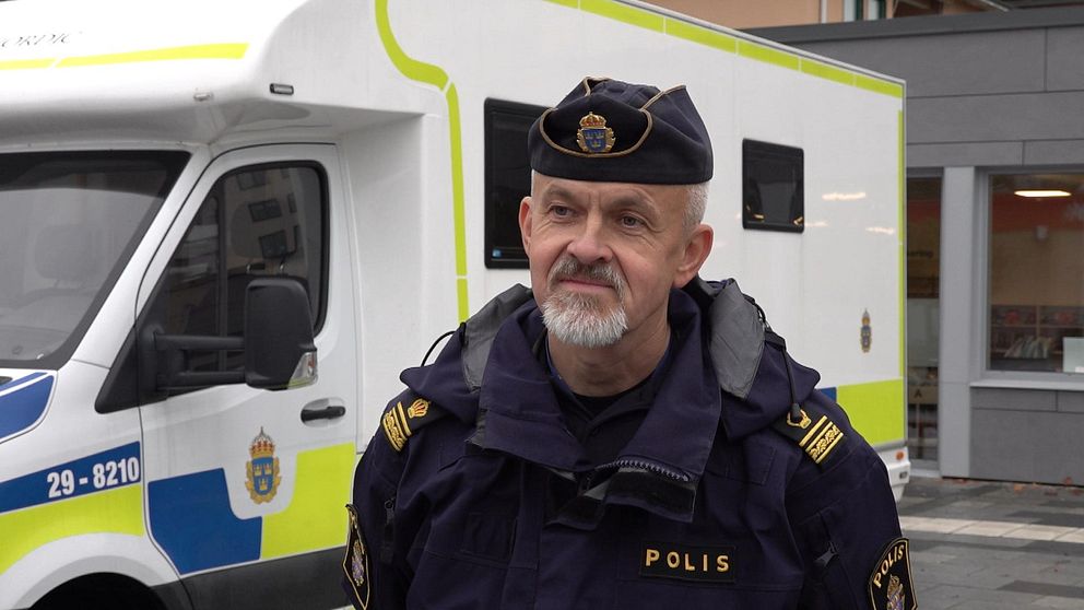 Hör polisen Anders Stridsberg berätta vad allmänheten kan göra vid det mobila poliskontoret.