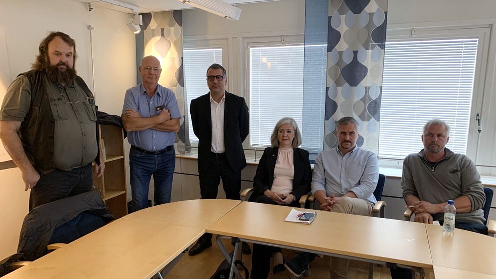 Den politiska oppositionen i Skurup vid tisdagens pressmöte i kommunhuset. Från vänster i bild: Göran Pettersson (Mp), Sven-Åke Strandberg (KV), Babak Rahimi (V), Lena Axelsson (S), Magnus Alm (S) samt Jörgen Lidfeldt (politisk vilde fd SD).