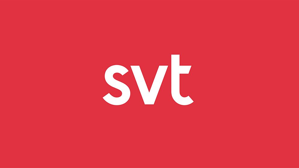 Logotyp för Sveriges Television (SVT) med vit text mot en röd bakgrund. Texten ”svt” är det centrala fokuset i bilden.