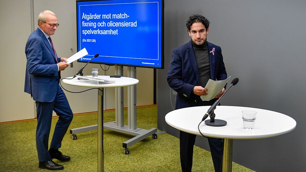 Utredaren och socialförsäkringsministern presenterar åtgärder vid en pressträff i Rosenbad.