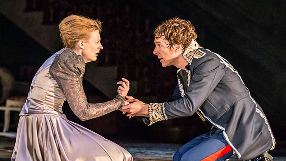 Anastasia Hille som Gertrude och Benedict Cumberbatch som Hamlet.