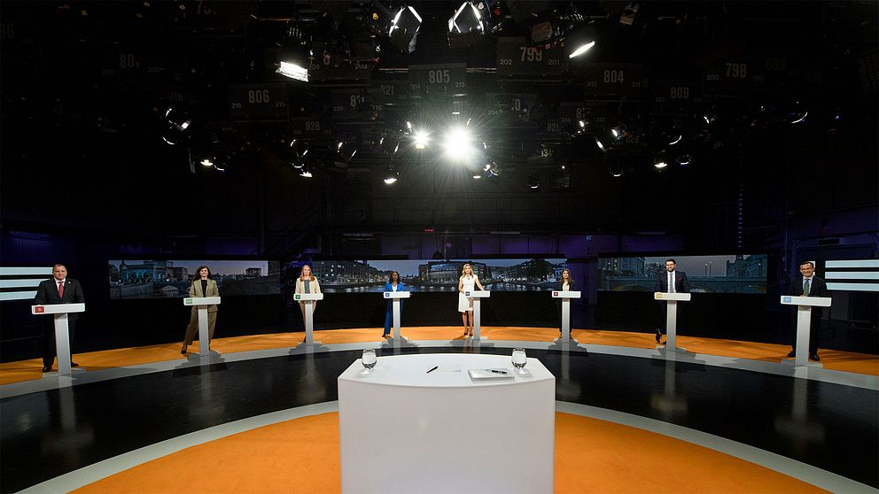 Sveriges partiledare och språkrör för riksdagspartierna står uppradade inför en partiledardebatt.