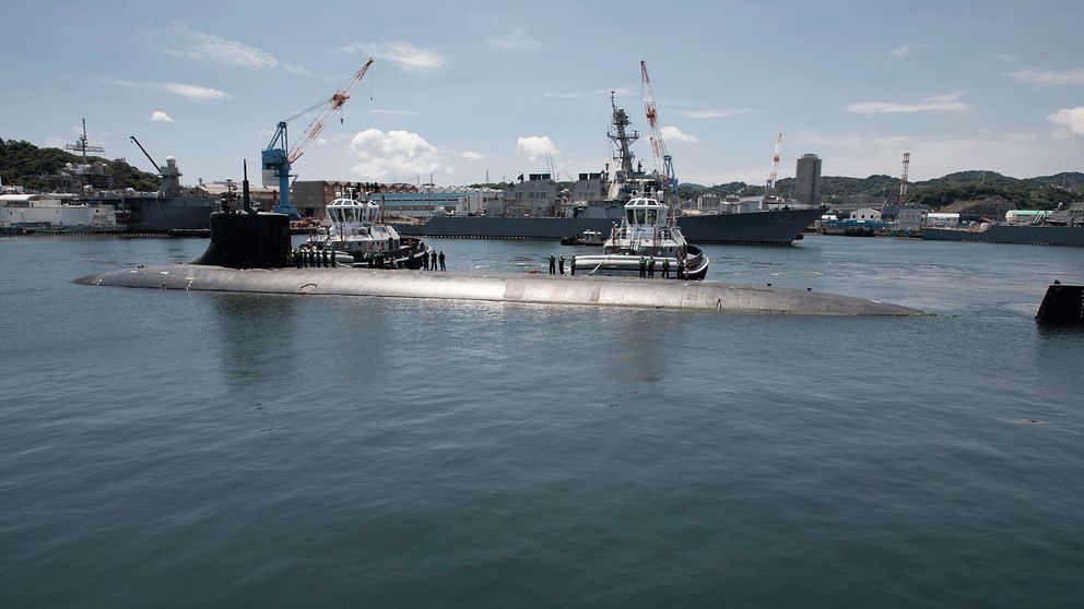 Atomubåten USS Connecticut anländer örlogsbasen i Yokosuka i Japan efter manövrar i Indopacifiska regionen.