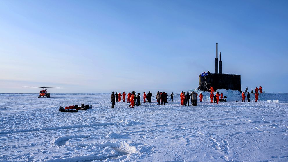 Amerikanska attackubåten USS Connecticut har intagit ytläge i Arktis under en militärövning. Arkivbild.