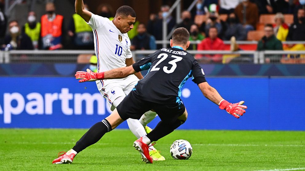 Fransmannen Kylian Mbappé rullar in segermålet i Nations League-finalen mot Spanien.