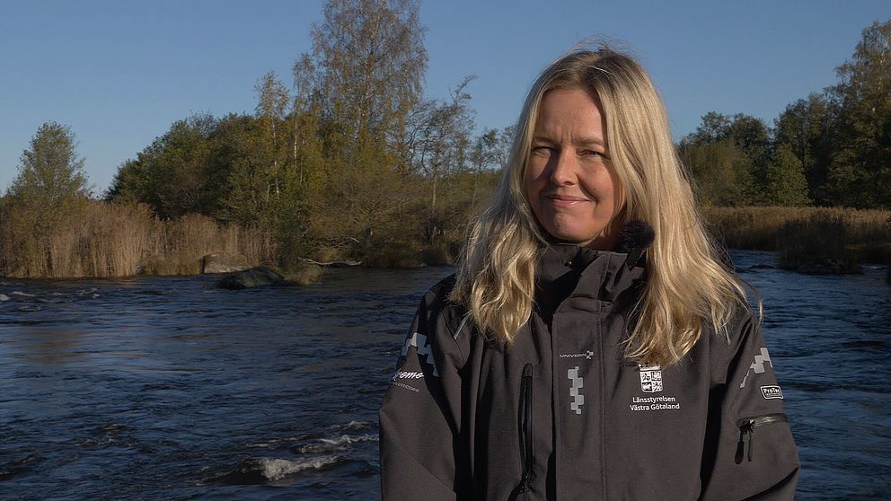 Anna Hagelin framför Gullspångsälvens utlopp till Vänern