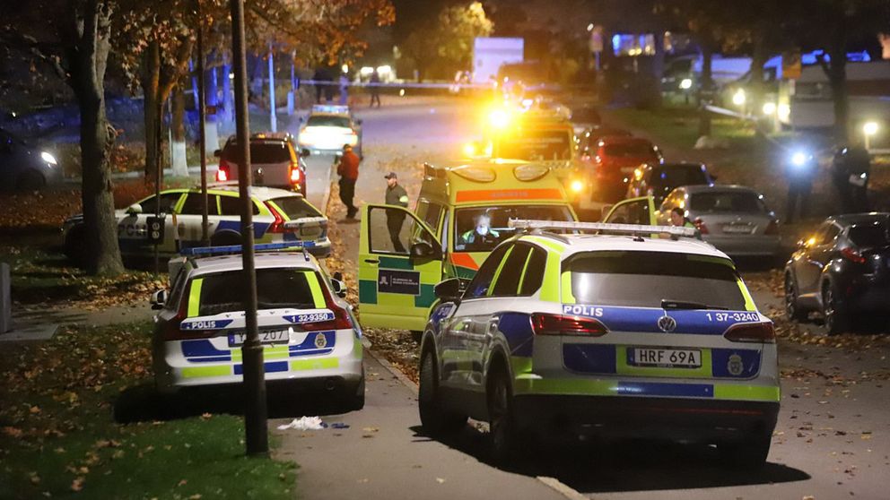 Polisen och ambulans på plats efter skottlossning i Farsta i södra Stockholm.