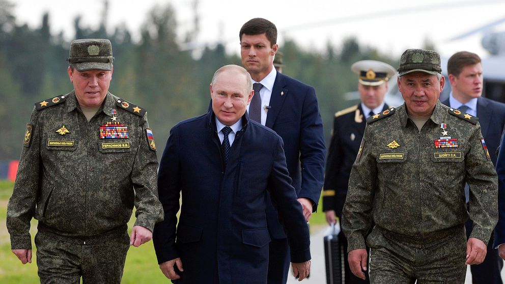 Rysslands president Vladimir Putin, försvarsminister Sergej Shojgu (höger) och generalstabschef Valerij Gerasimov (vänster) besöker militärövningen Zapad i västra Ryssland.