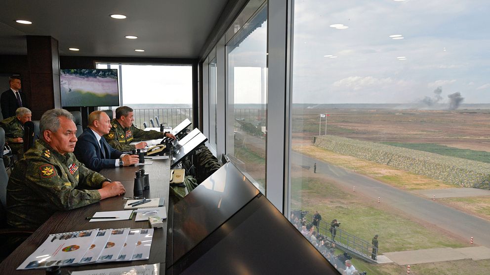 Rysslands president Vladimir Putin, försvarsminister Sergei Shojgu (vänster) och generalstabschef Valerij Gerasimov (höger) på militärövningen Zapad i västra Ryssland.