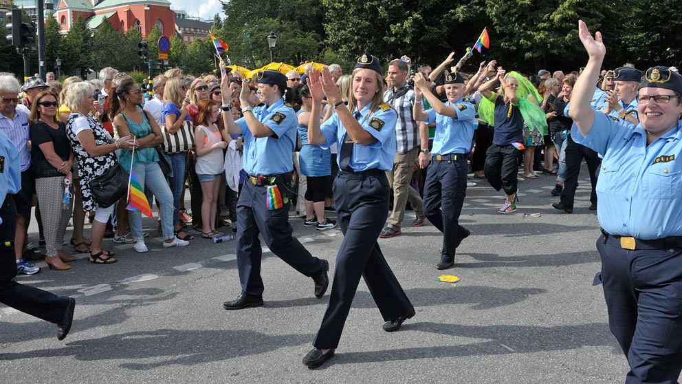 Uniformerad polis deltog i Stockholm Pride 2015.
