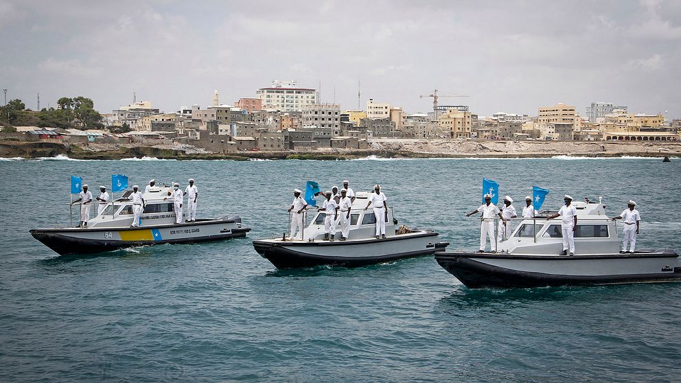Somaliska marin- och kustbevakningsbåtar patrullerar i havet bredvid hamnen i Mogadishu.