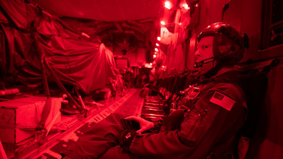 Amerikansk soldat i C-17 Globemaster inför luftlandsättning av tung militärmateriel i Estland under Defender Europe.