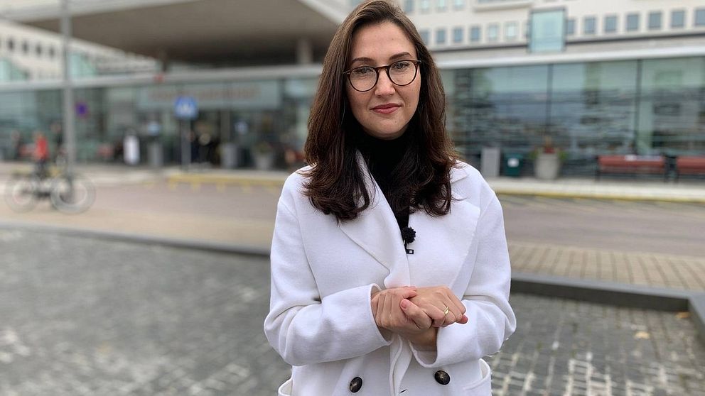 Aida Hadzialic (S) oppostionsregionråd framför Södersjukhuet.