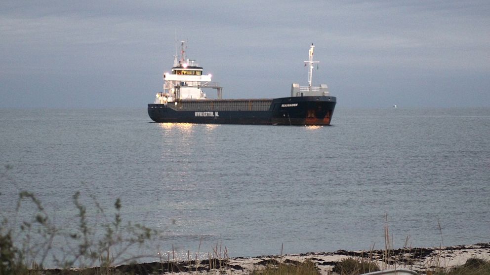 Det 88 meter långa nederländska fraktfartyg som gått på grund utanför Bornholm har lossnat en aning men ligger ännu kvar.