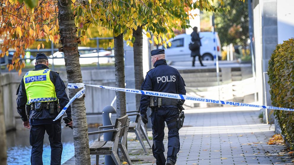Poliser vid avspärrningarna i Hammarby sjöstad.