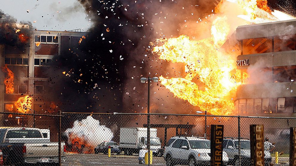 Explosion i parkeringshus, bild från inspelningen av Christopher Nolans Batmanfilm The dark knight 2007.