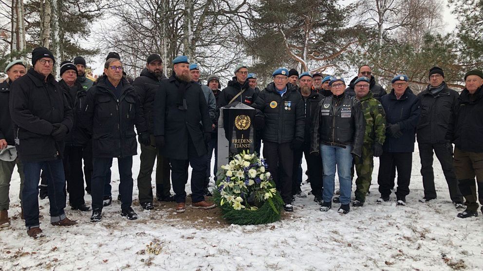 FM-veteraner ställde upp framför minnesstenen som restes under FN-dagen i Piteå