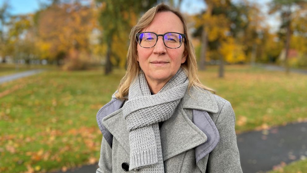 Agneta Ståhl står utomhus och tittar in i kameran.