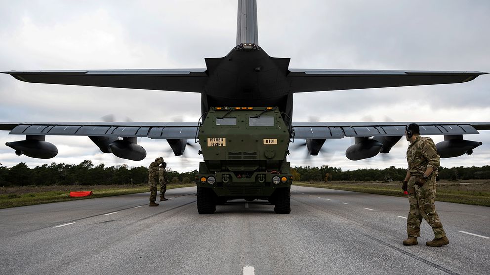 USA:s flygvapen lastar ur Himars M142 artilleri ur ett Herkulesflygplan på en landsväg på Gotland.