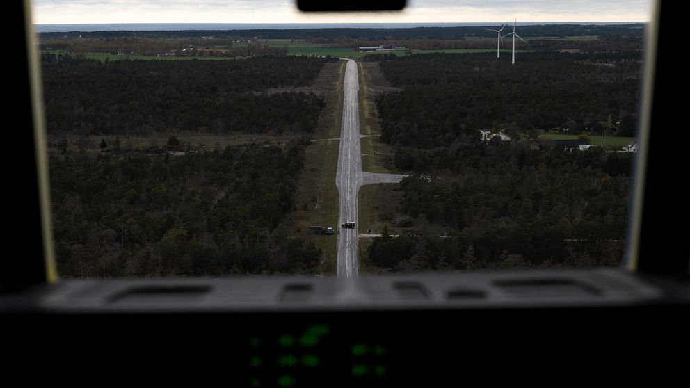 Inflygning mot vägbasen på Gotland. Landningsbanan används till vardags som vanlig bilväg.