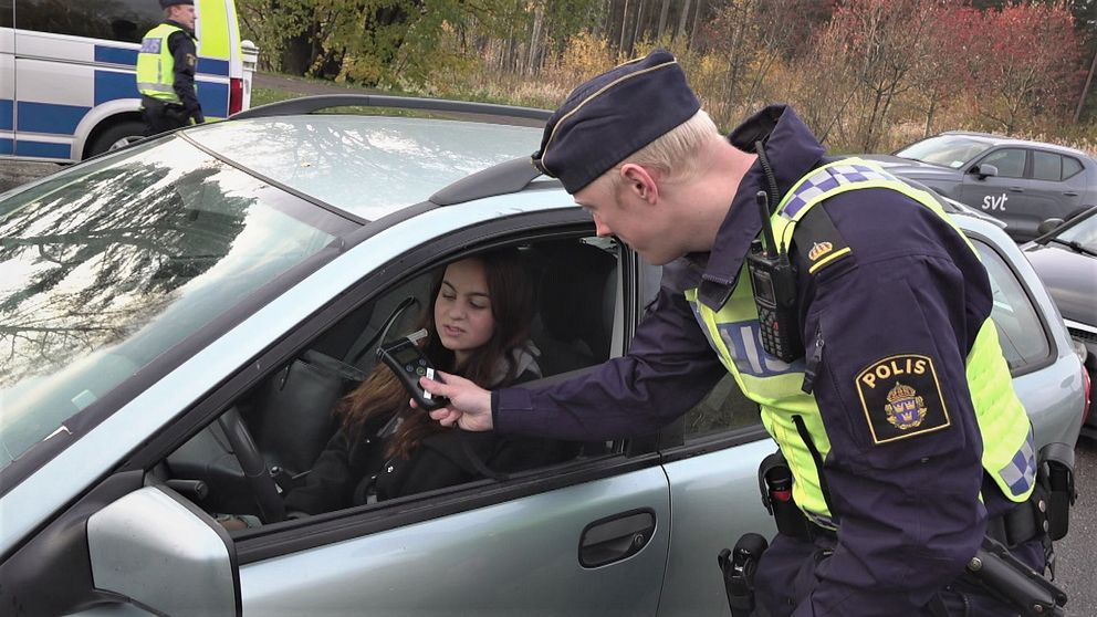 Polis låter bilförare göra blåsprov vid nykterhetskontroll.