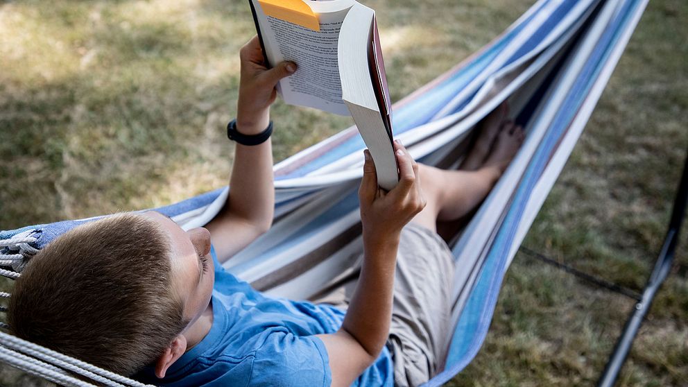 Pojke läser bok