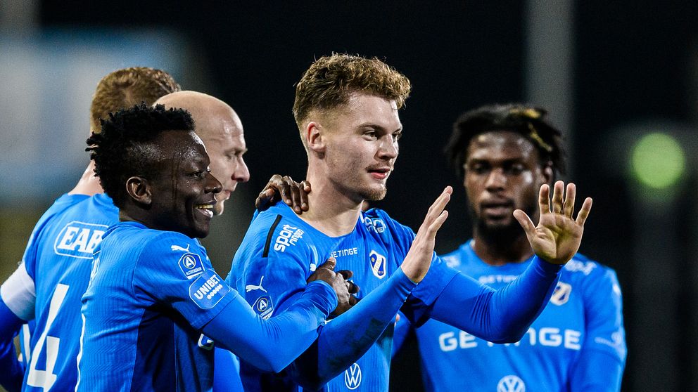 Halmstads Samuel Kroon jublar med lagkamrater efter 1-0 mot Örebro.