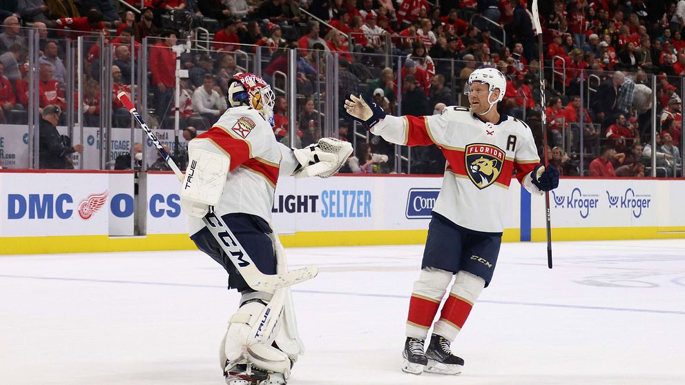 Floridas målvakt Sergei Bobrovsky tackas av lagkamraten Patric Hörnqvist