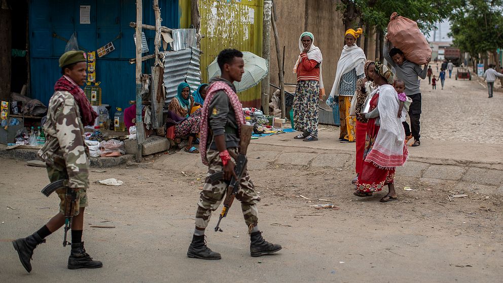 Bild på två Tigrayrebeller som patrullerar i staden Hawzen i Etiopien.